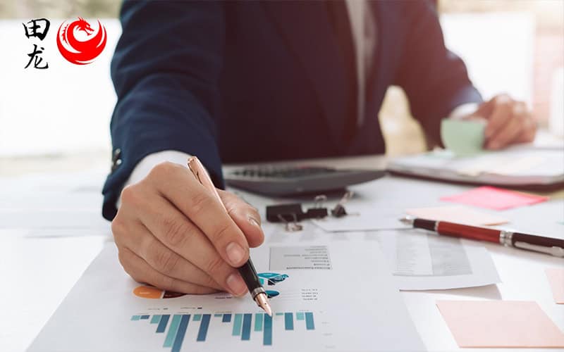 An accountant doing analysis
